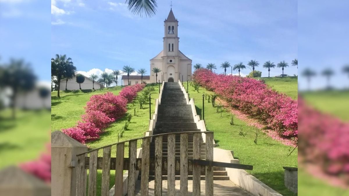 Escadaria florida de capela muda de cores e parece saída de conto de fadas com flor que simboliza amor e já foi usada para atrair casamento em SC