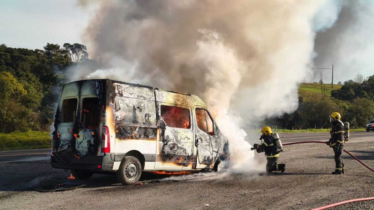 Caso de ambulância que pegou fogo enquanto transportava criança ferida na BR-282 em SC será apurado, diz prefeitura