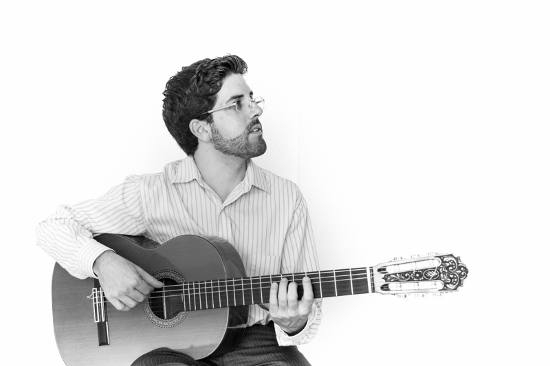 Marcos Dalmacio apresenta recital de violão neste domingo na Escola Harmonia de Camboriú