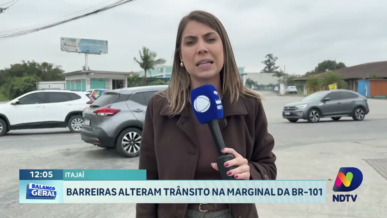 Barreiras alteram trânsito na marginal da BR-101 em Itajaí