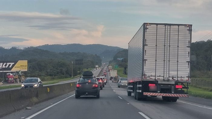Tranqueira na BR 101 começa no posto Graal, em Piçarras