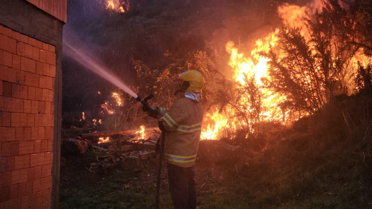 Cidade da Serra catarinense registra 5 incêndios em vegetação no mesmo dia e bombeiros usam fogo contra fogo para proteger residências