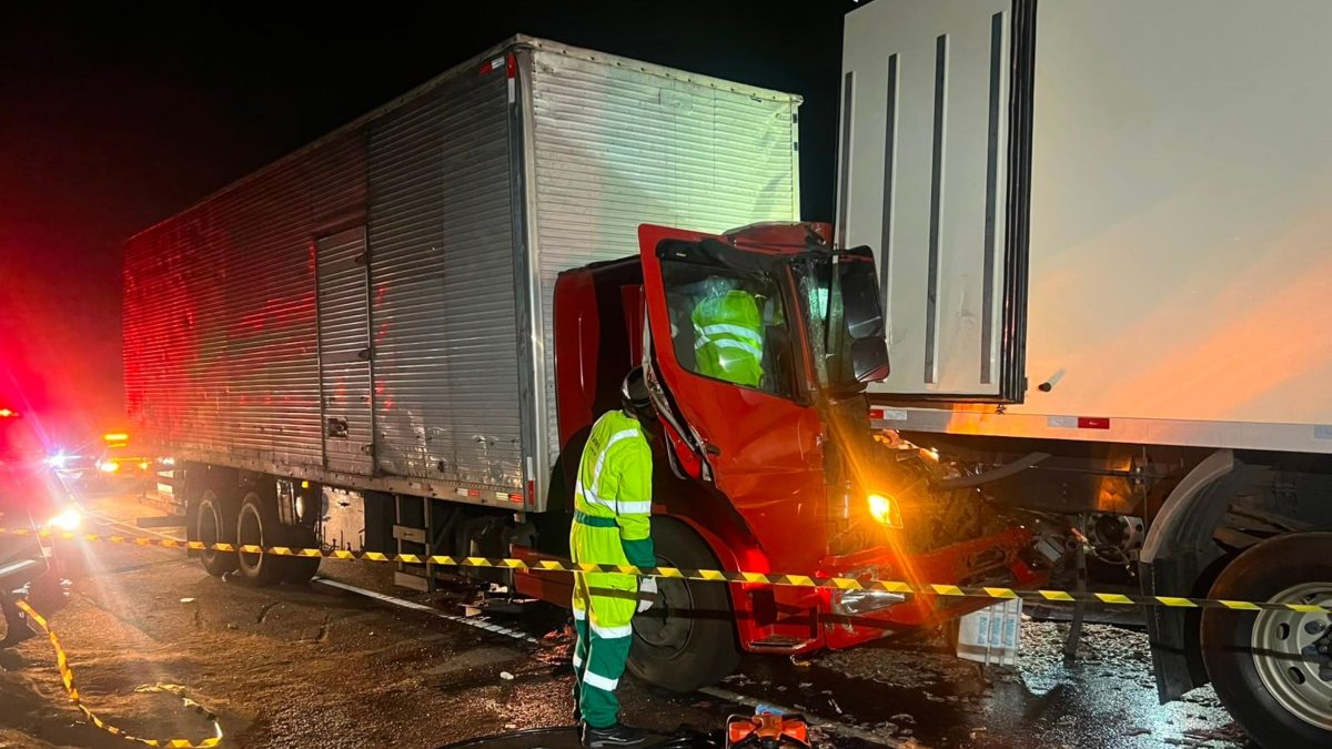 Acidente envolvendo dois caminhões ‘trava’ BR-101 e deixa motorista preso nas ferragens em SC; congestionamento impressiona
