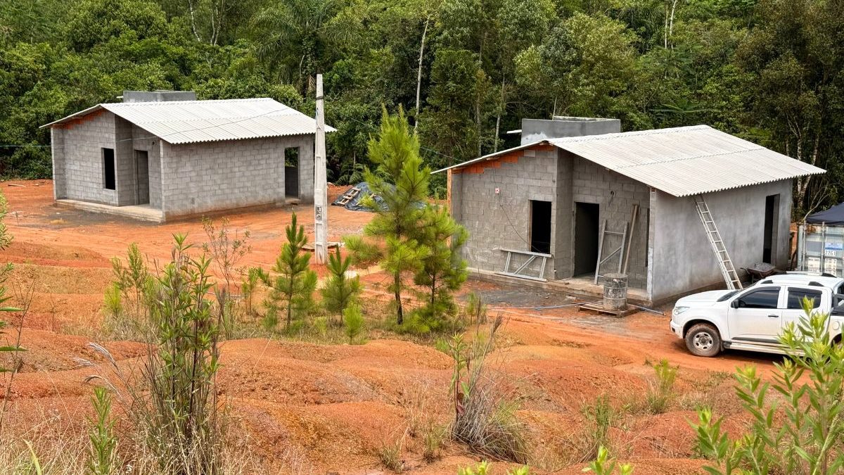 Casas prometidas para famílias indígenas de SC avançam em ritmos diferentes e apenas uma em cada quatro chegou à fase final das obras