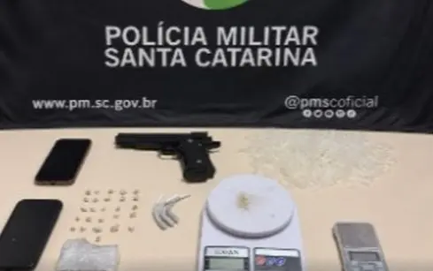 PM desmantela ponto de tráfico e prende dois jovens em Brusque