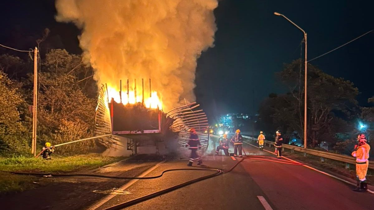 Carreta com painéis de LED vira ‘bola de fogo’ na BR-101 em SC
