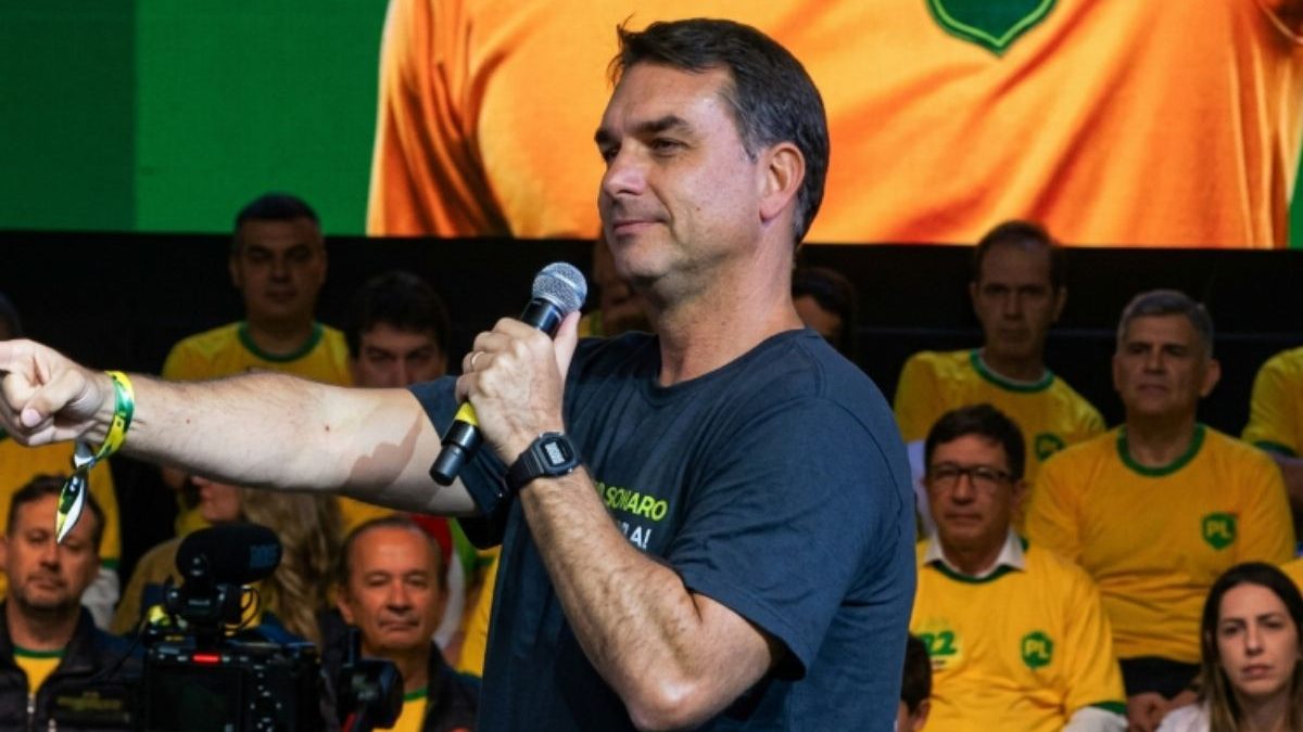 Flávio Bolsonaro tem 53,5% contra 27,2% de Lula em SC, segundo pesquisa OCP News/Neokemp