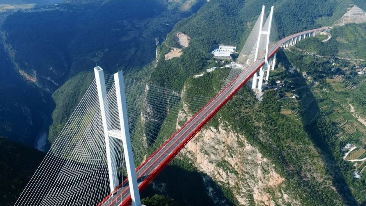 Com 565 metros de altura em investimento de R$ 700 milhões, ponte mais alta do planeta supera prédio de 200 andares e reduz horas de viagem para 2 minutos