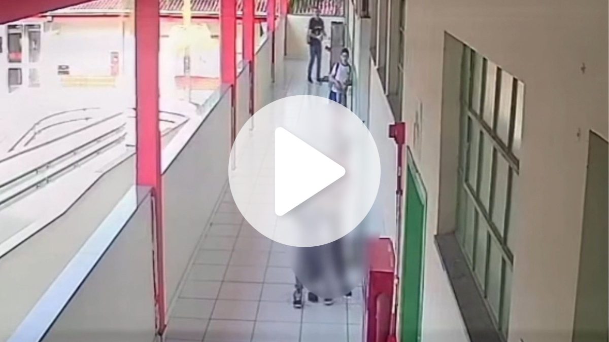 Câmera de segurança flagra mulher agredindo criança com tapas e golpes na região do pescoço em escola de SC e caso é investigado como maus-tratos