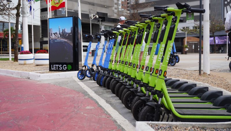 Prefeitura vai recorrer de liminar que mantém painéis publicitários em estações de patinetes