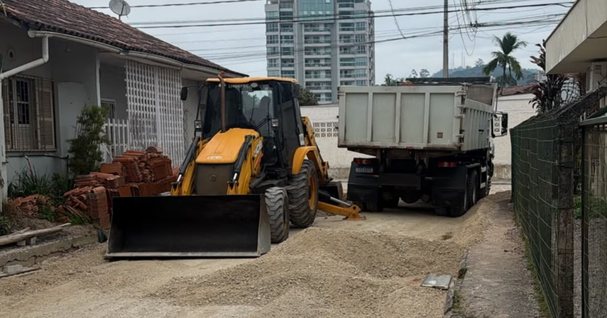 Morador denuncia atraso em obra de asfalto de rua no bairro São Luiz, em Brusque; prefeitura se manifesta