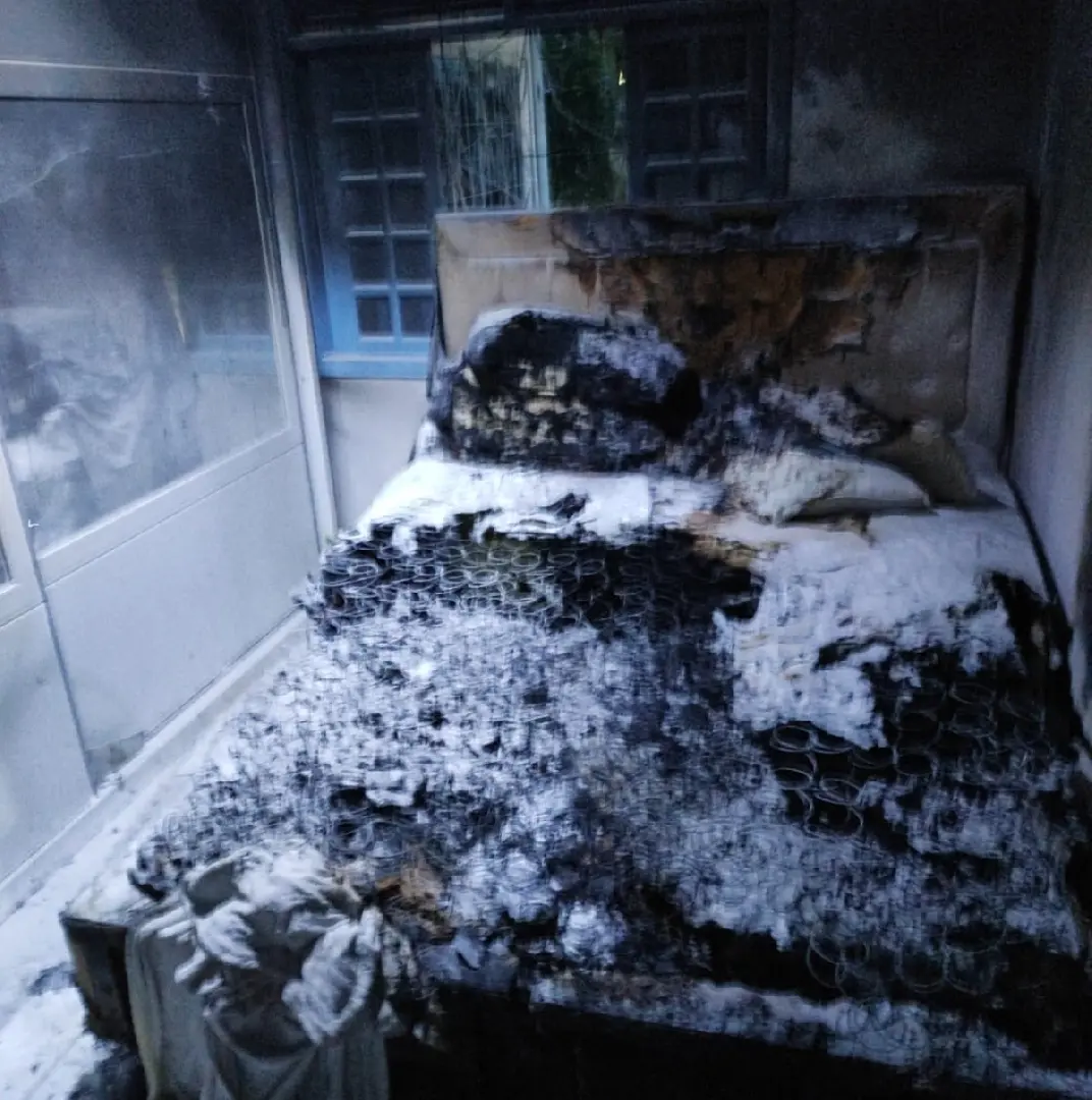 Mulher sofre queimaduras e inala fumaça ao controlar incêndio dentro de casa