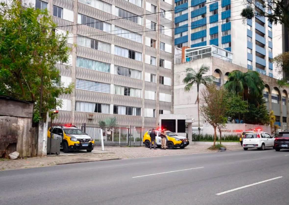 Família é encontrada morta dentro de apartamento em Curitiba |