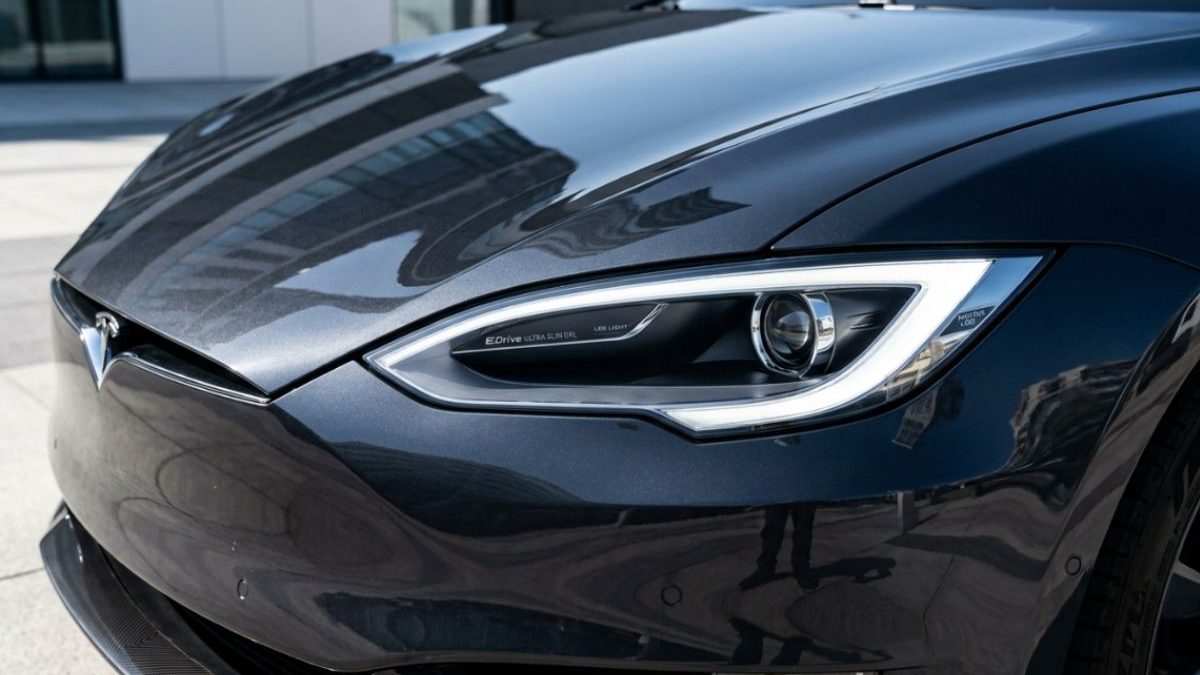 Farol de LED no carro pode ser liberado? Projeto cria novas regras e prevê fim da insegurança para quem faz a troca