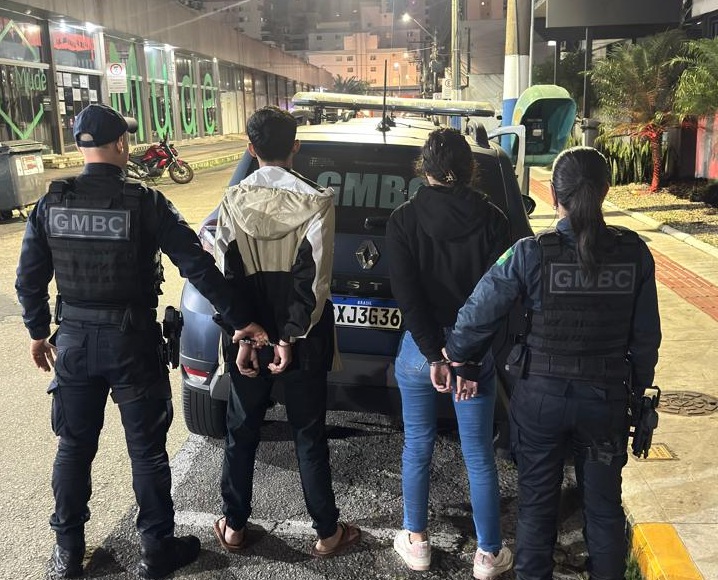 Casal que traficava na faixa de areia da praia é preso pela Guarda Municipal de Balneário Camboriú |