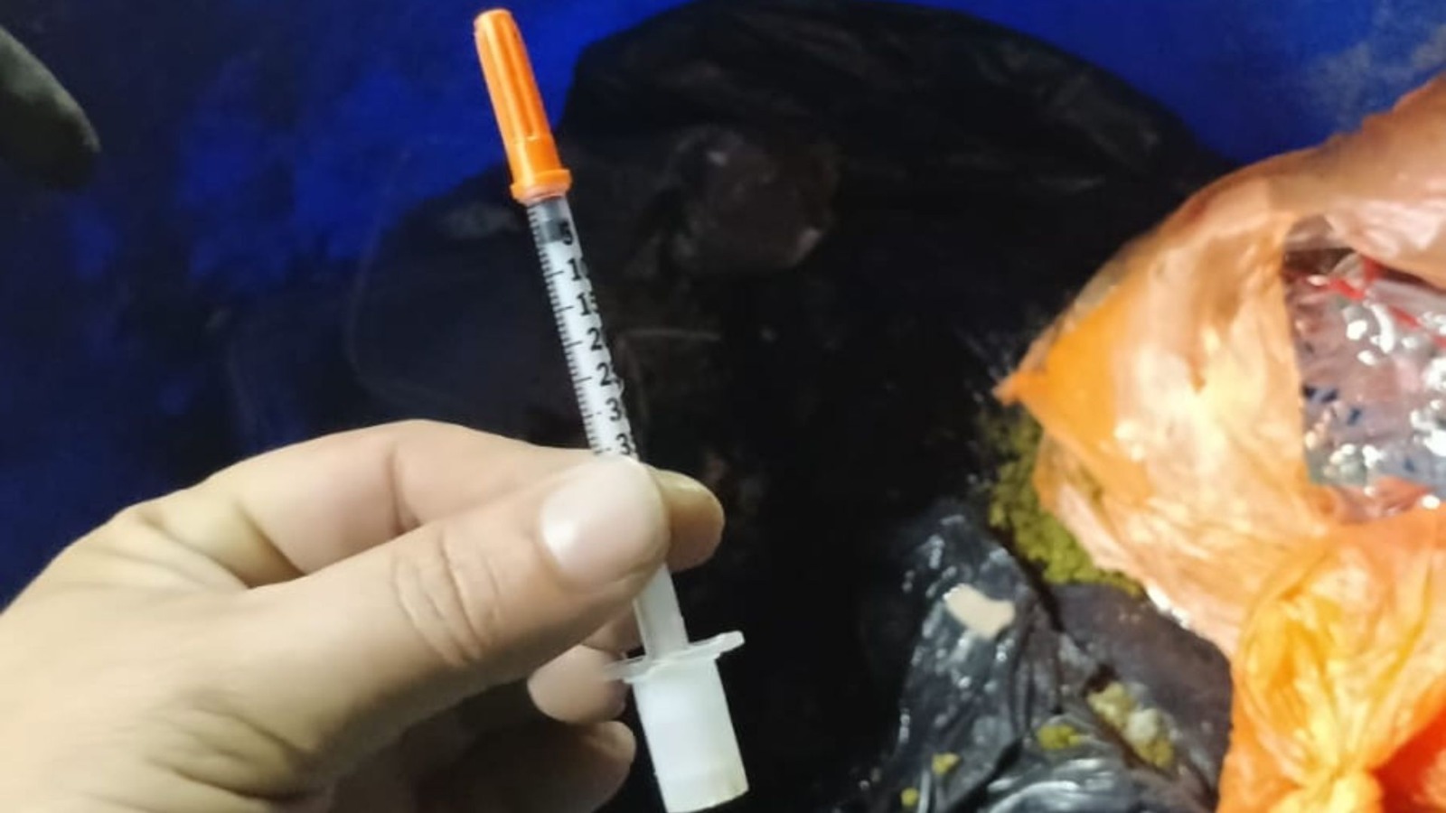 Seringas descartadas de forma irregular acendem alerta em Camboriú |