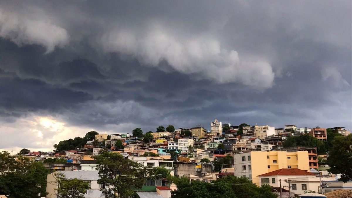 Frente fria com chuva intensa de até 200 mm já atinge 3 estados nas próximas 24 horas; veja onde o risco de granizo, tornados e tempestades será maior