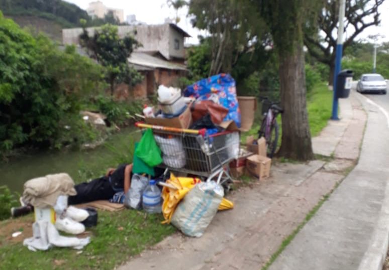 Morador relata ‘acampamento’ improvisado na Sexta Avenida, no Bairro dos Municípios
