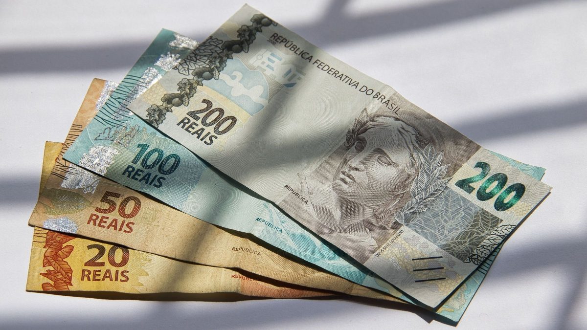 Isenção de Imposto de Renda para professores pode ter novas regras e livrar gratificações da cobrança; veja quem pode ter direito e quais valores ficam livres