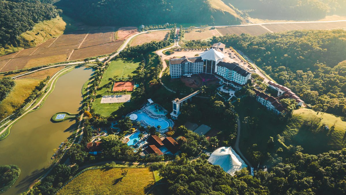 Fazenda cercada pela natureza esconde resort de luxo gigantesco com piscina de 3 mil m², cavalgadas, arvorismo e até heliponto em SC