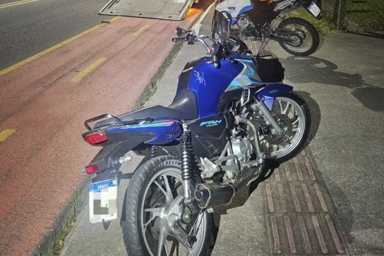 Moto com escapamento barulhento é abordada na Estrada da Rainha e acaba no pátio