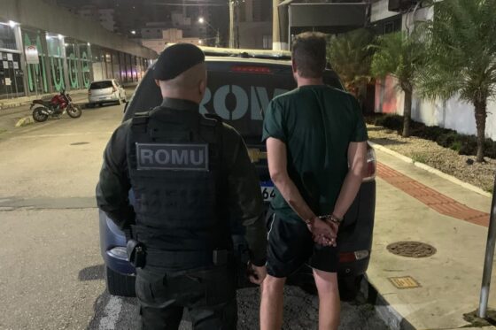 Após crise de ciúmes, homem impede mulher de sair do carro e a leva de Brusque a BC até ser resgatada