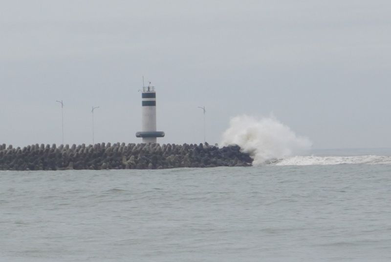 Frente fria deixa o mar agitado com ondas perto dos dois metros