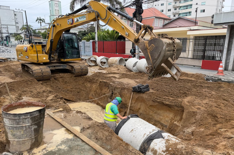 Obras avançam por quadras na Rua Cônego Thomaz Fontes