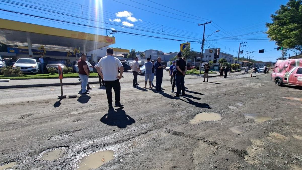 Obra parada de R$ 11,5 milhões em rua estratégica afeta comércio e preocupa moradores em SC: 'Fechando todo mês no vermelho'