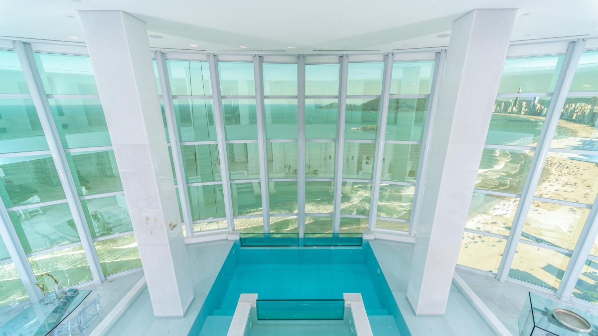 Cobertura duplex frente-mar de R$ 29,9 milhões tem 5 suítes, piscina de mármore grego de cair o queixo em Balneário Camboriú