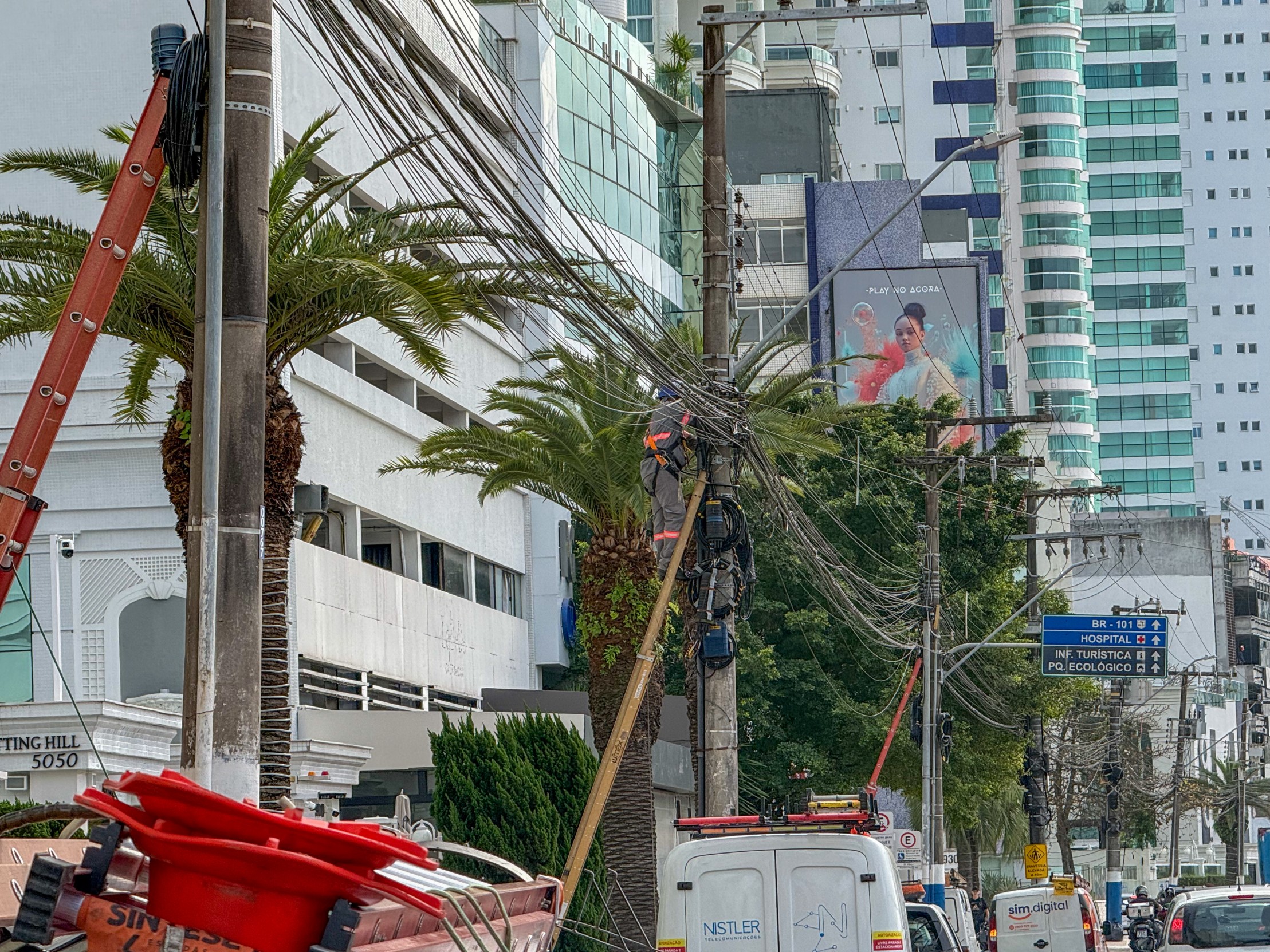 Força-tarefa da Cosip já retirou mais de 1,5 tonelada de fios obsoletos da Avenida Atlântica