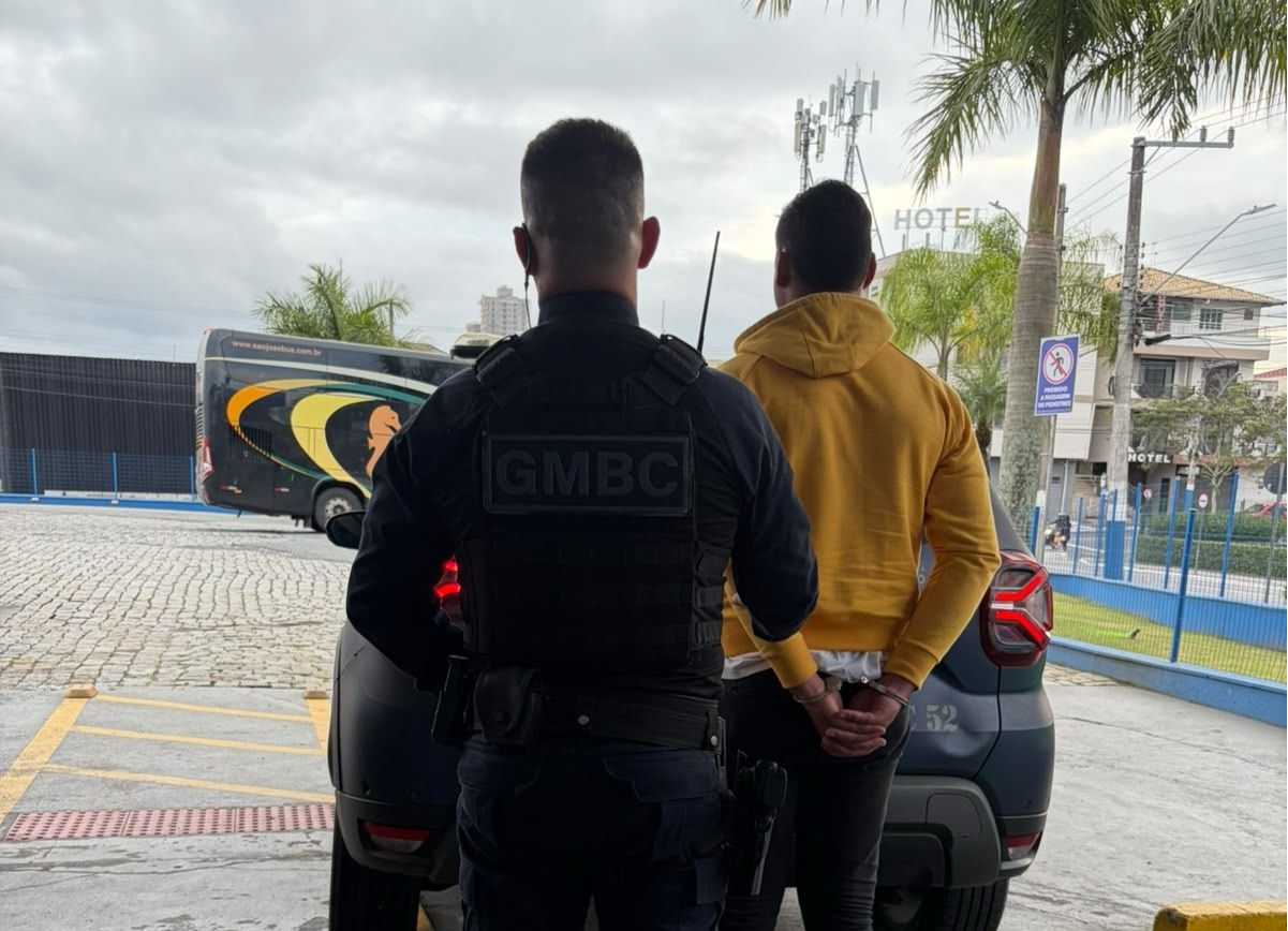 Homem procurado pela Justiça do Paraná foi preso na rodoviária de Balneário Camboriú