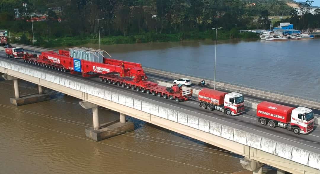 Carga de 5,4 metros de largura mobiliza operação e deve causar interrupções no trânsito de Blumenau