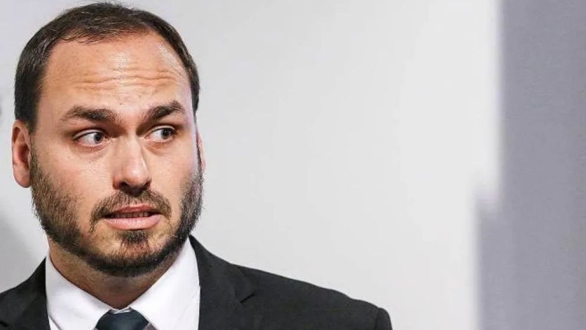 Candidato ao Senado em SC, Carlos Bolsonaro imprime material de campanha no Rio de Janeiro