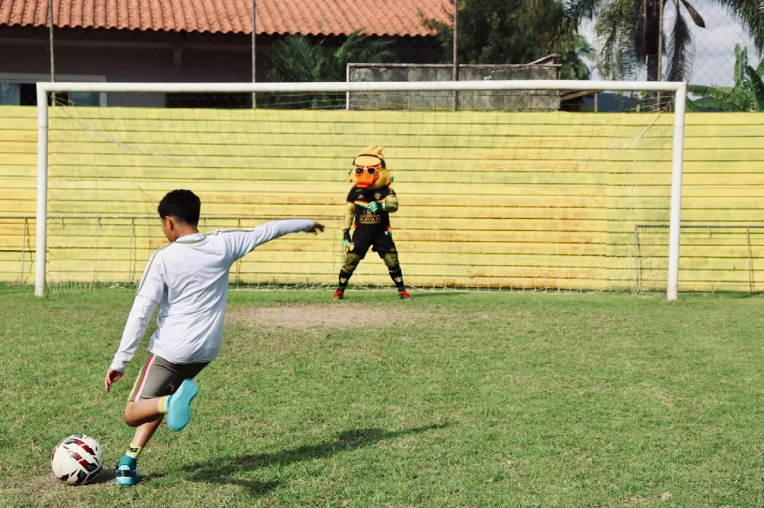 Bruscão Desde Pequeno recebe alunos da Escola Oscar Maluche no CT Ninho do Marreco
