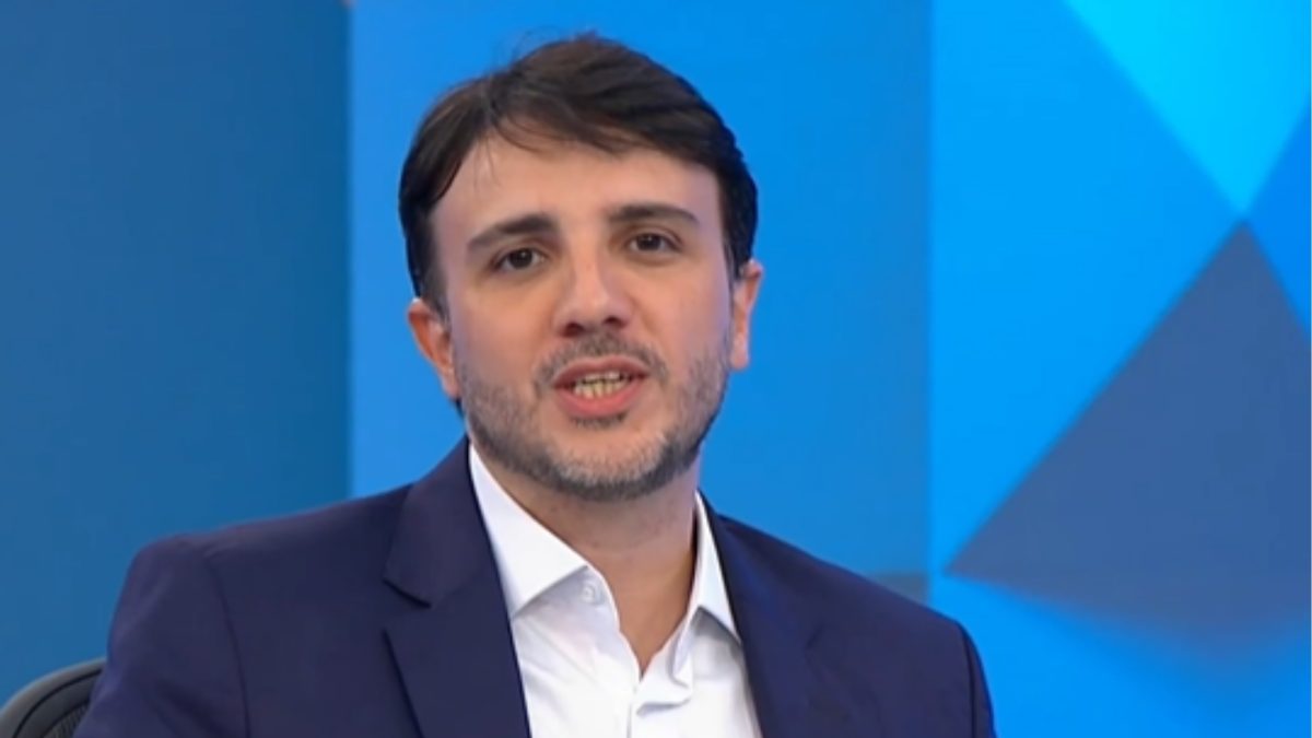 Renan Santos manda beijo para família antes de iniciar sabatina presidencial: ‘Titio está aqui’