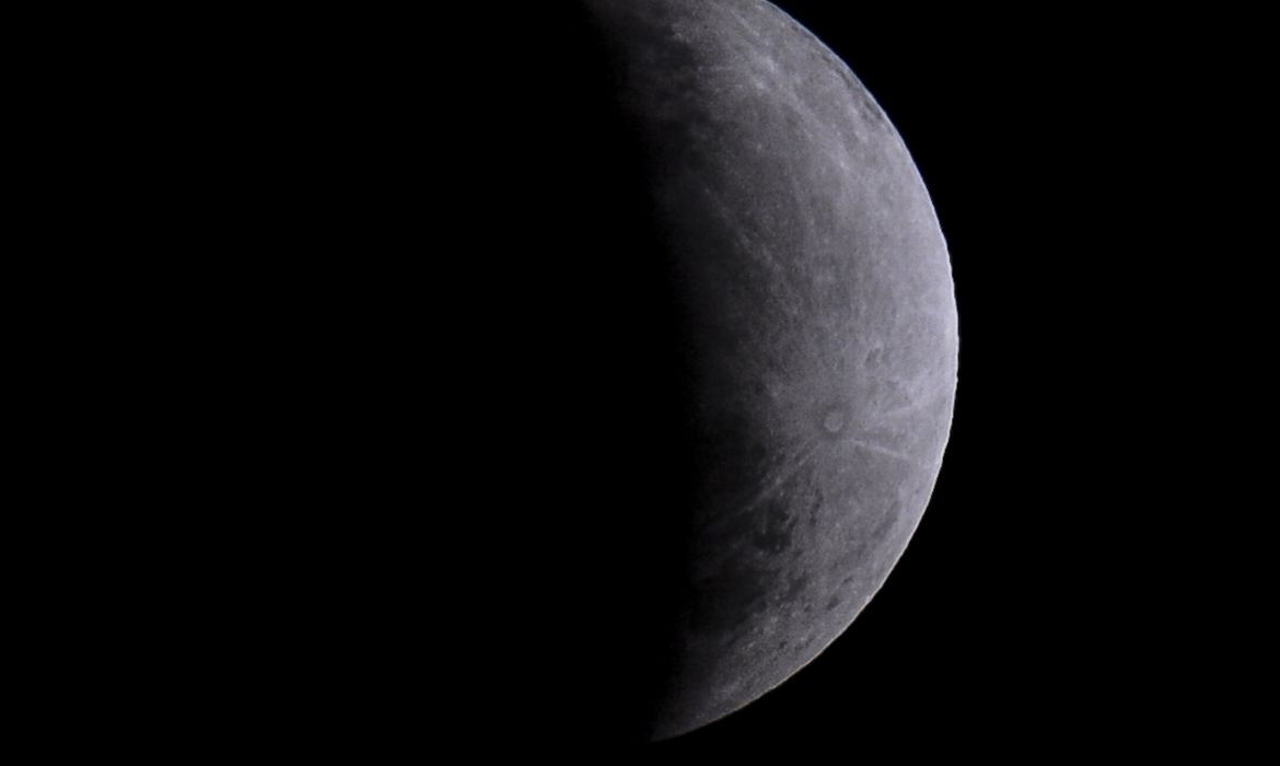 Eclipse parcial da Lua nesta quinta-feira será visto em todo o Brasil |