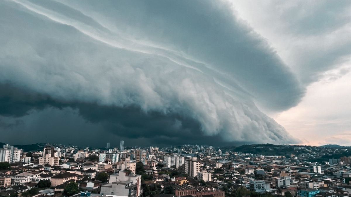 Ciclone extratropical e frente fria trazem risco de granizo e ventania a SC nas próximas 48h; saiba quais regiões serão afetadas