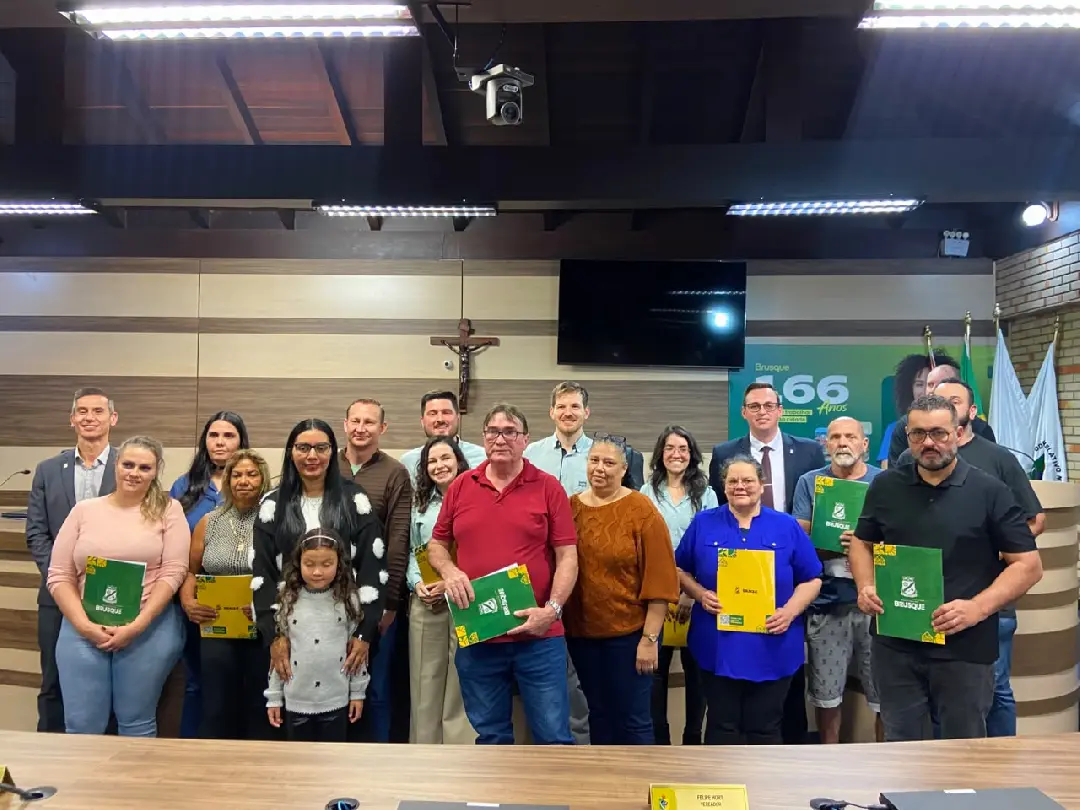 Prefeitura de Brusque entrega Certidões de Regularização Fundiária a 46 famílias