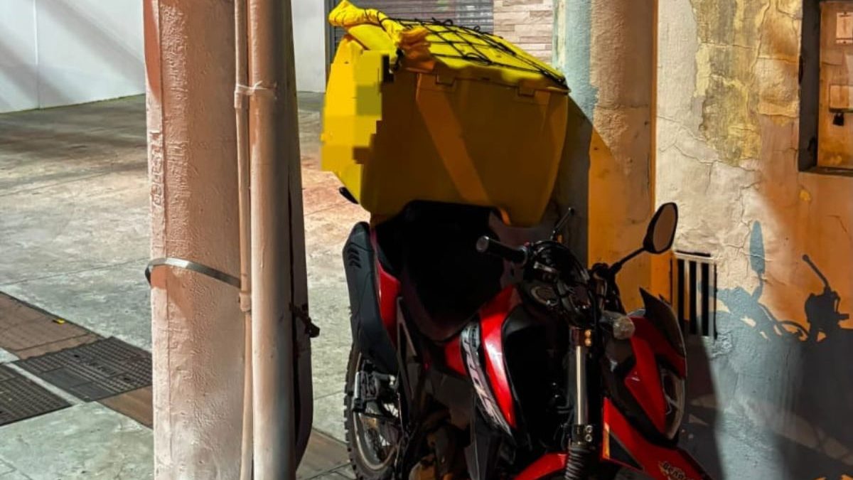 Jovem de 25 anos bate moto de delivery contra poste e morre durante a madrugada em SC
