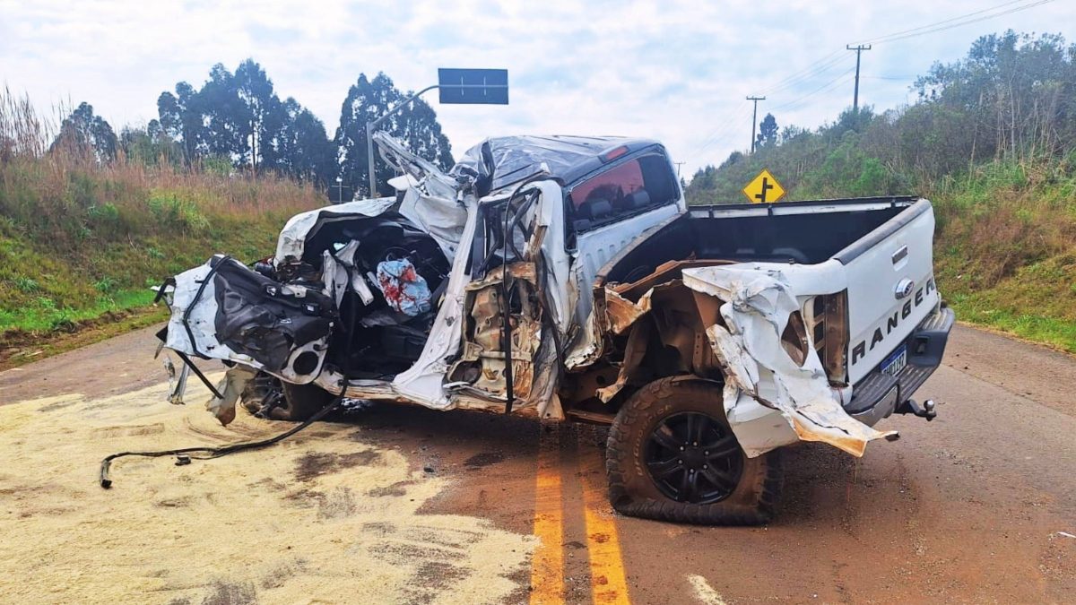 Ultrapassagem em local proibido provoca batida frontal entre caminhão e caminhonete e deixa motorista em estado grave na SC-120