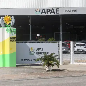 (VÍDEO) Família questiona falta de transporte para levar irmão à APAE em Brusque