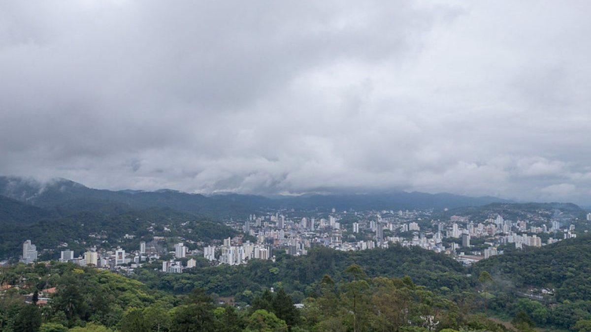 Fortes temporais com risco de granizo e alagamentos avançam por cidades de SC e chuva pode superar todo o acumulado de agosto em apenas quatro dias