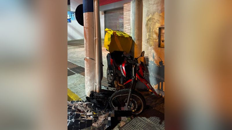 Motociclista de 25 anos morre após bater em poste