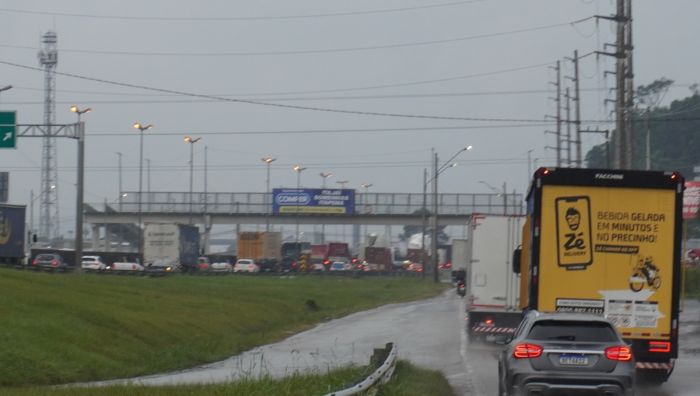 BR 101 tem trânsito intenso entre a ponte do rio Itajaí-Açu e a saída de Itajaí