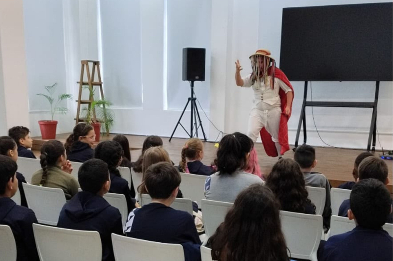 Biblioteca Pública recebeu estudantes da Escola Avelino Werner para apresentação sobre Folclore