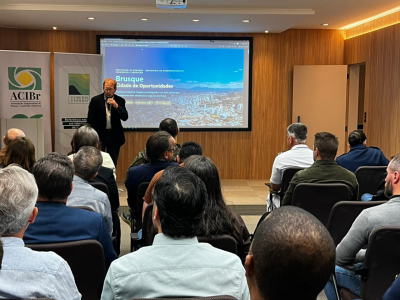 Brusque apresenta potencial industrial a representantes das Forças Armadas