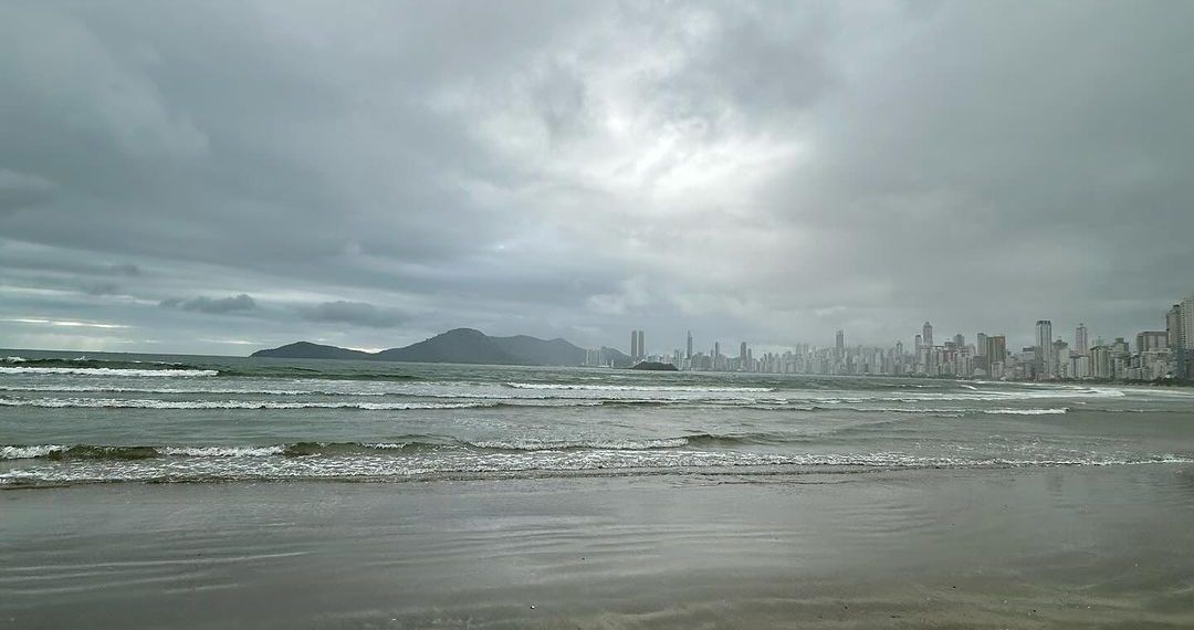 Fim de semana terá chuva e temperaturas amenas em Balneário Camboriú