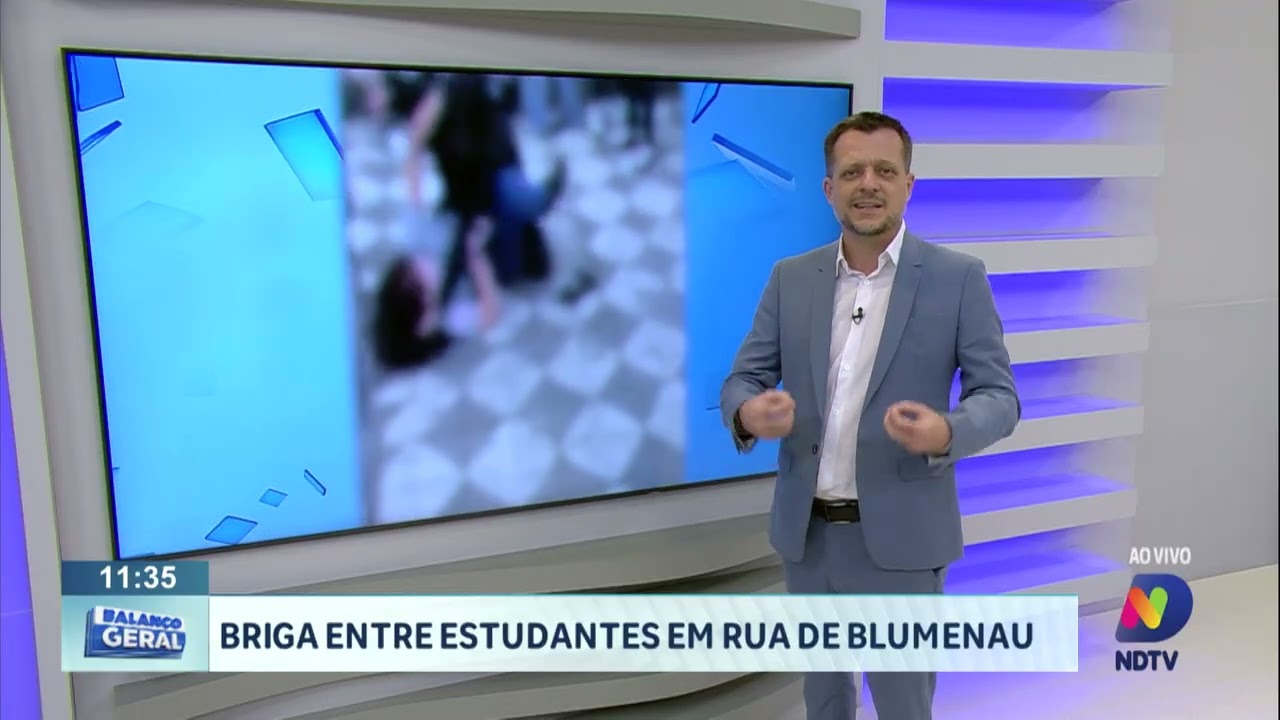 Briga entre estudantes em rua de Blumenau.