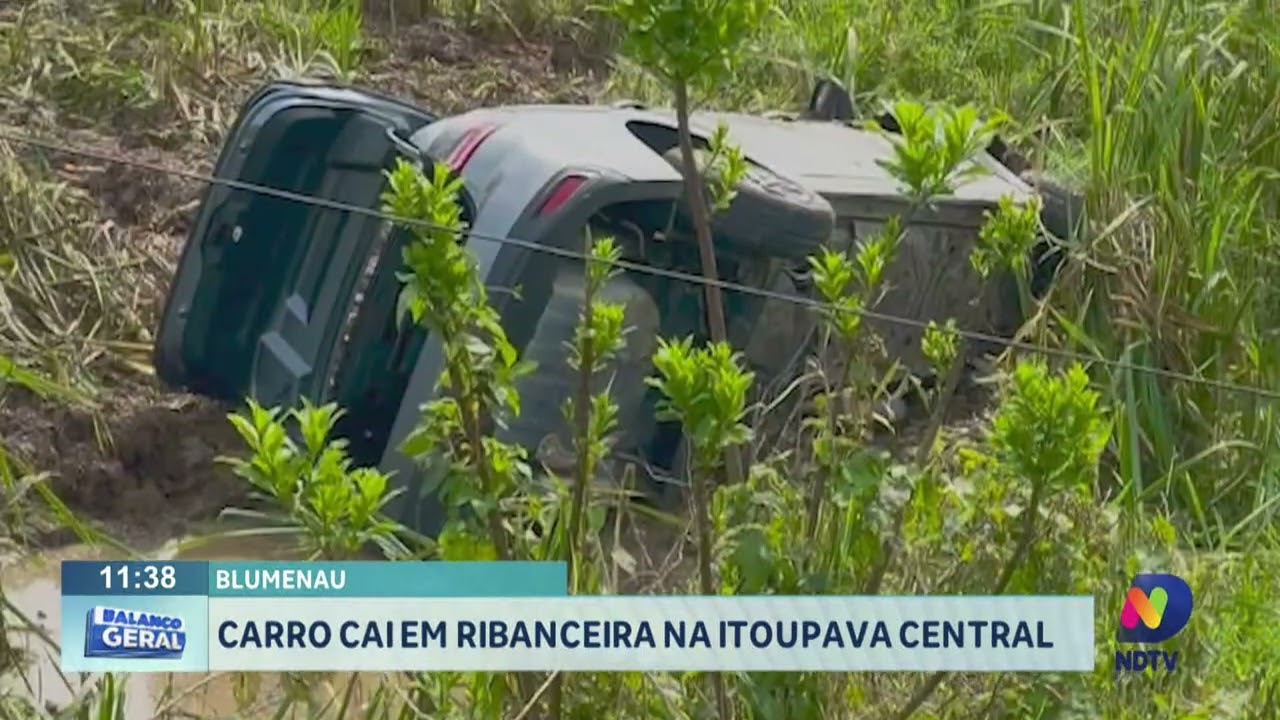Blumenau: carro cai em ribanceira na Itoupava Central.